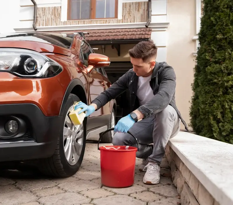 Lavage auto à domicile Prée-d'Anjou : professionnel intervenant sur un véhicule